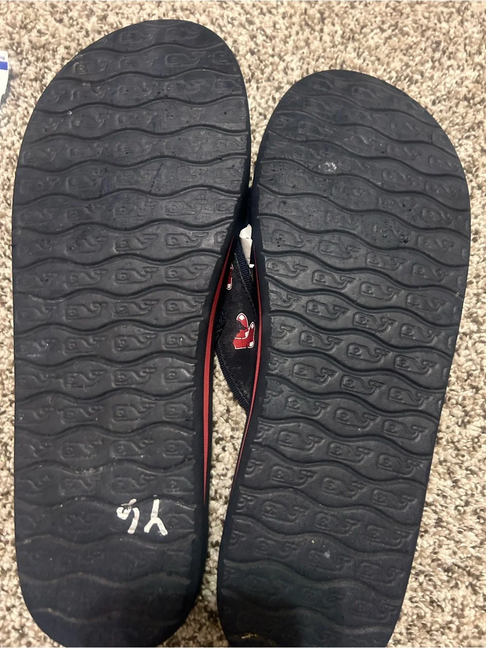 Vineyard Vines Men's Navy Flip-Flops with Red Logo Pattern